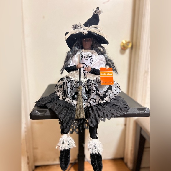 Sitting Witch Doll - Picture 6 of 8